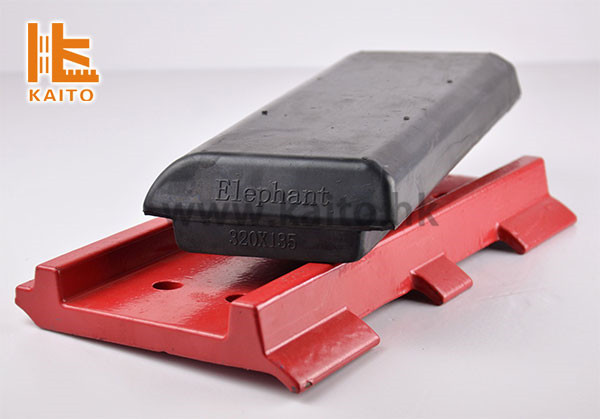 Road milling machine rubber track pad