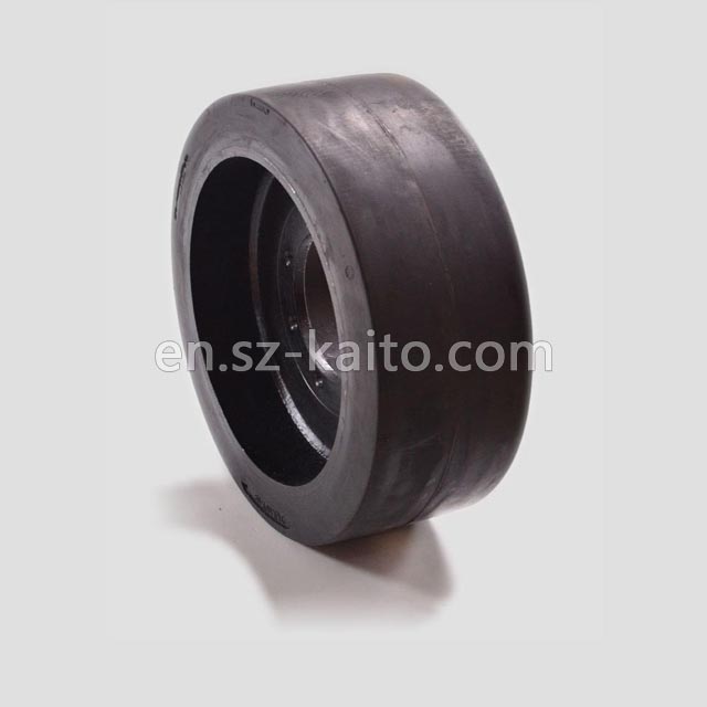 Wheeled milling planer solid tires